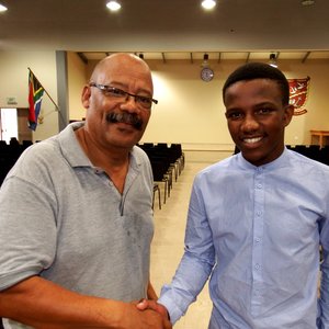 Gansbaai Academia se Top-kandidaat vir 2015, Simphiwe Yana saam met die skoolhoof, mnr Tommy Wilson   